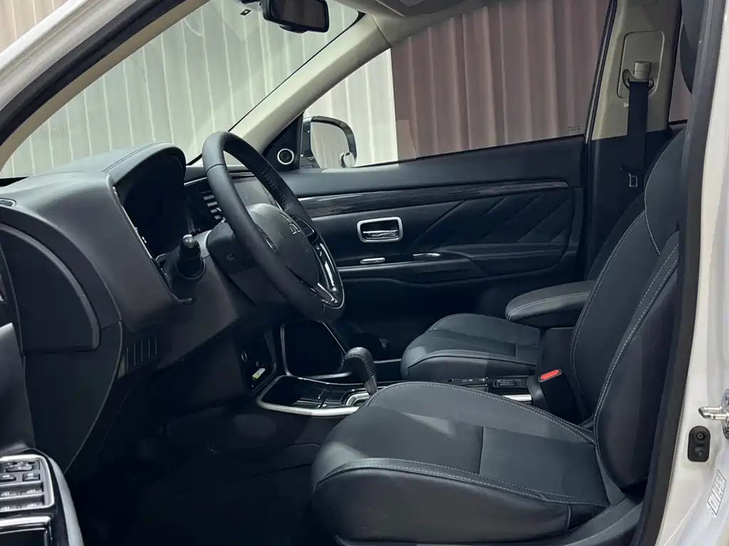 Outlander 2.0 L 2 WD Smooth Enjoyment 7-seat CN-VI