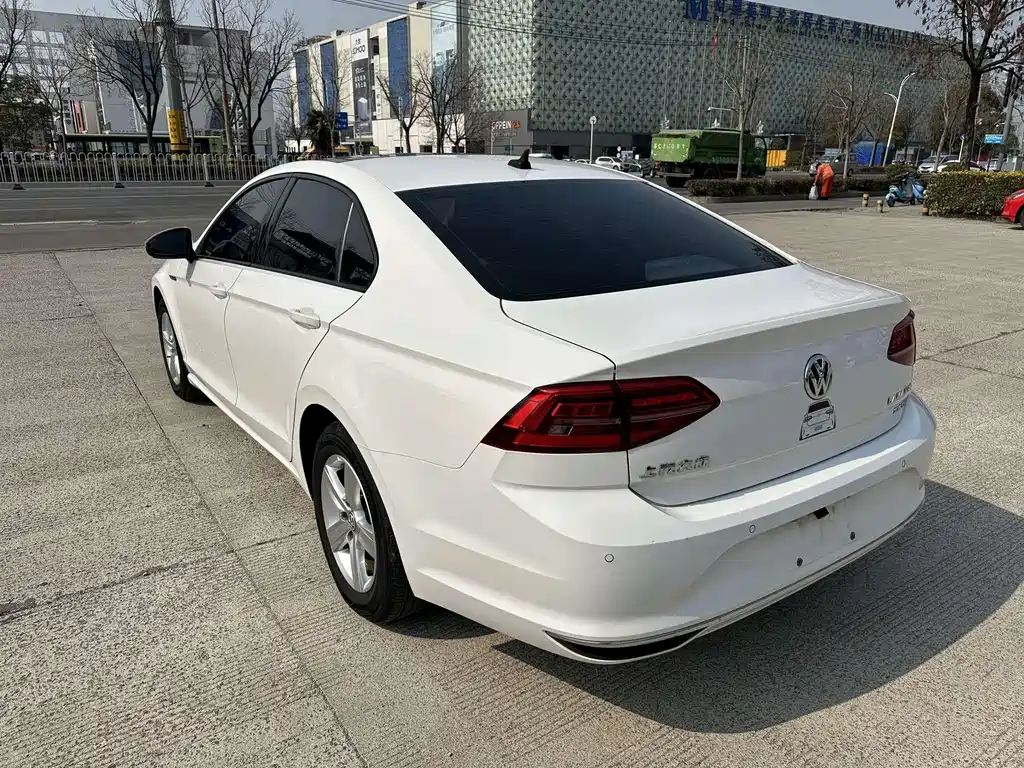 Lamando 230 TSI DSG Style