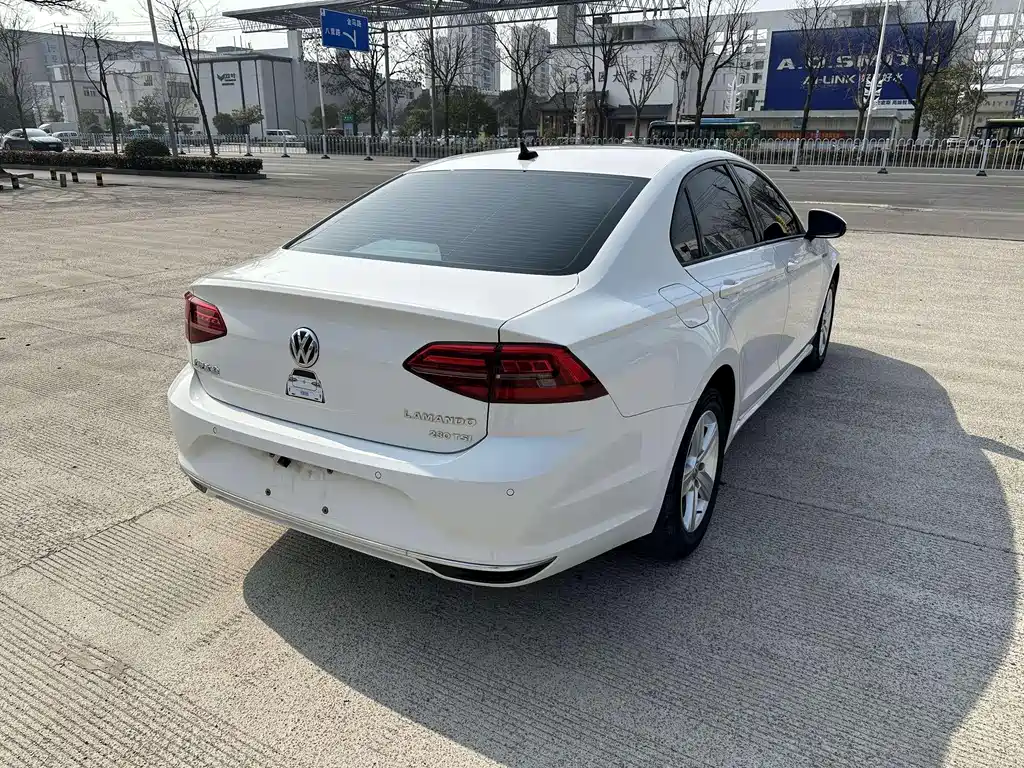 Lamando 230 TSI DSG Style
