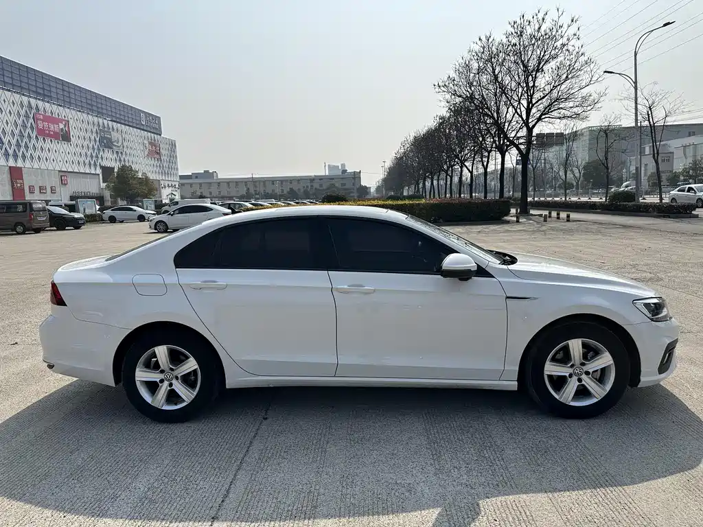 Lamando 230 TSI DSG Style