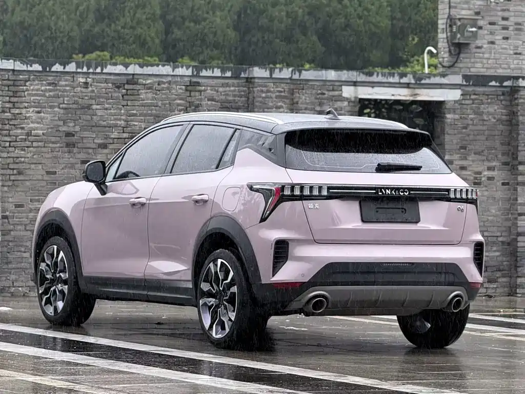 Lynk & Co 06 1.5 T Shero Pink Special Edition