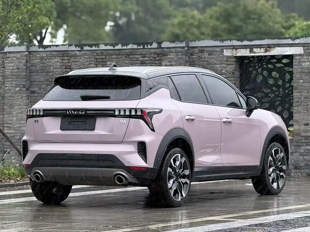 Lynk & Co 06 1.5 T Shero Pink Special Edition