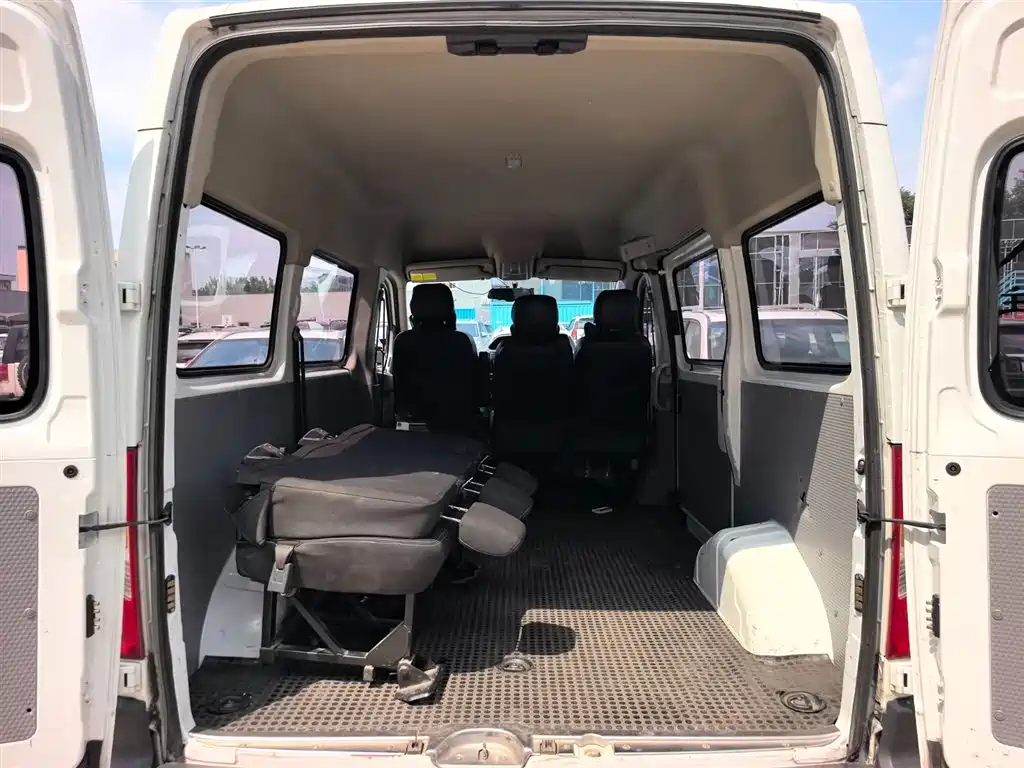 Xintu V80 2.5 T Classic AMT Aoyuntong SWB Mid Roof 5 6-seat