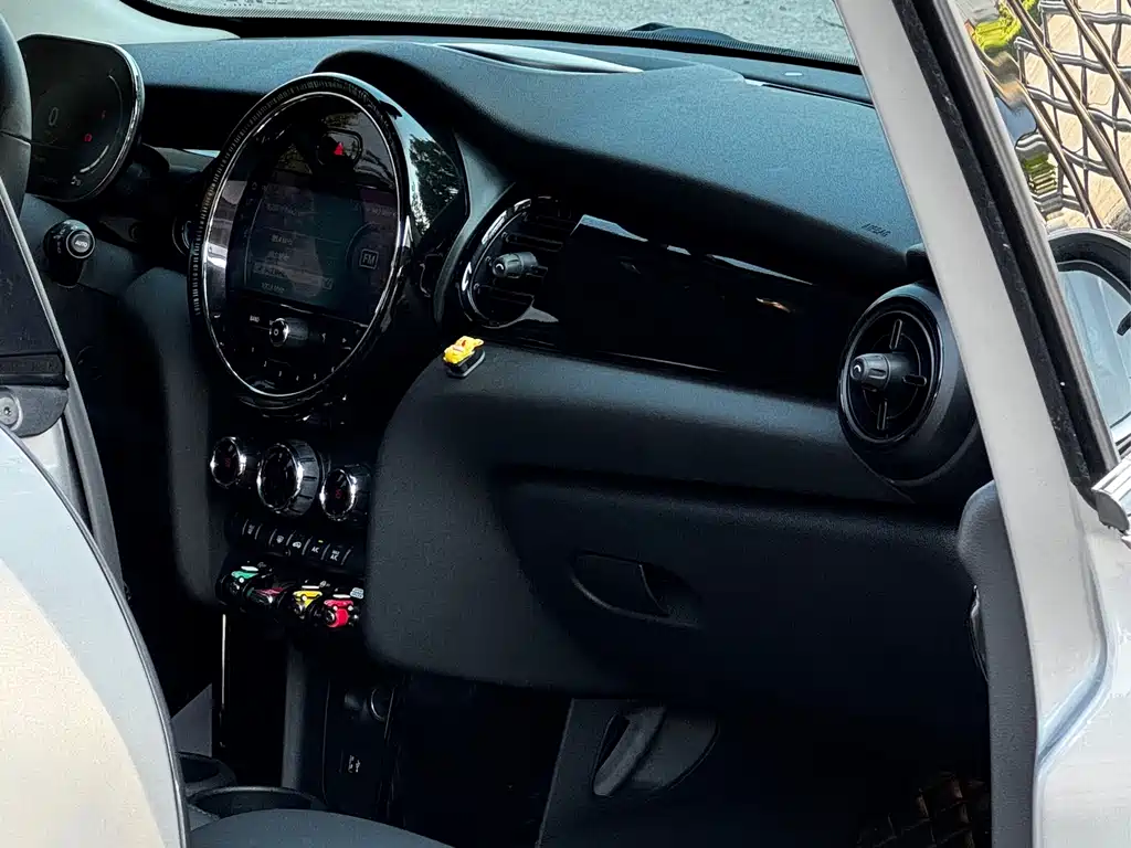 MINI Facelift 1.5 T COOPER Artist 5-door