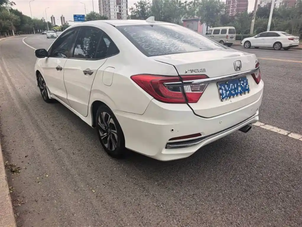 Crider 1.8 L CVT Luxury Special