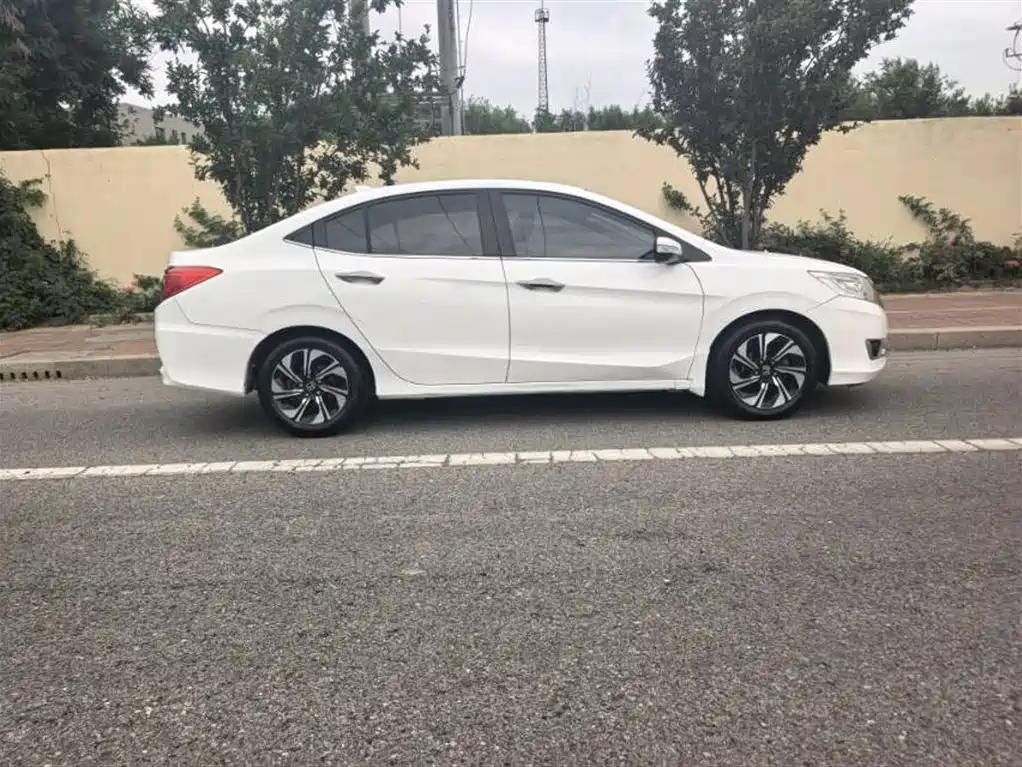 Crider 1.8 L CVT Luxury Special
