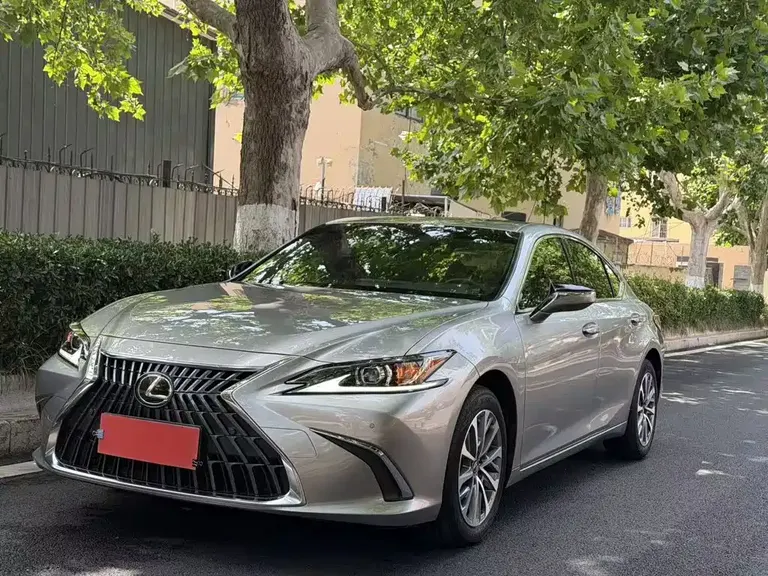 Lexus ES 200 Outstanding