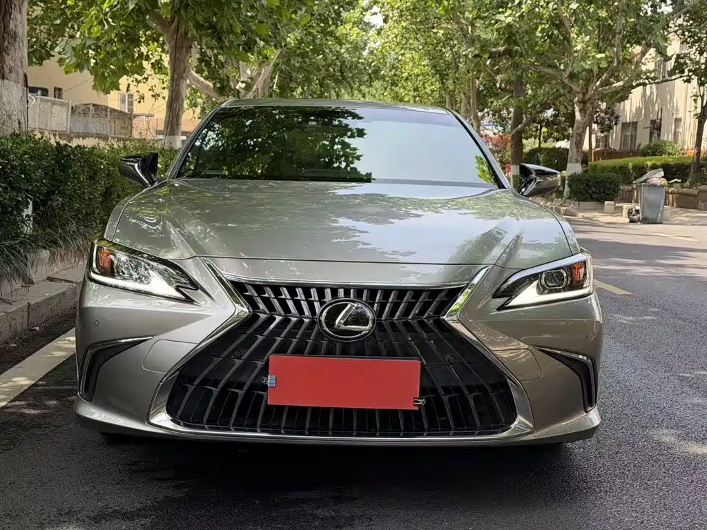 Lexus ES 200 Outstanding