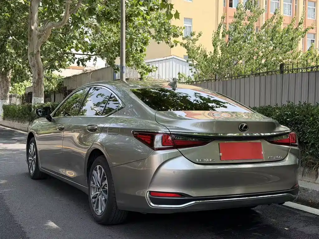 Lexus ES 200 Outstanding