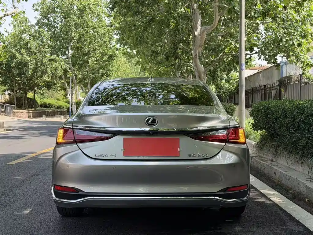 Lexus ES 200 Outstanding
