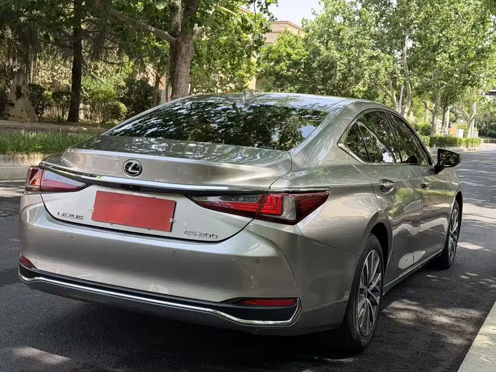 Lexus ES 200 Outstanding