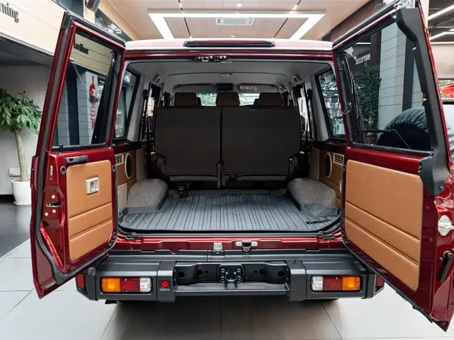 Land Cruiser (Import) 兰德酷路泽(进口) LC76 2025款 4.0 L 40周年纪念版