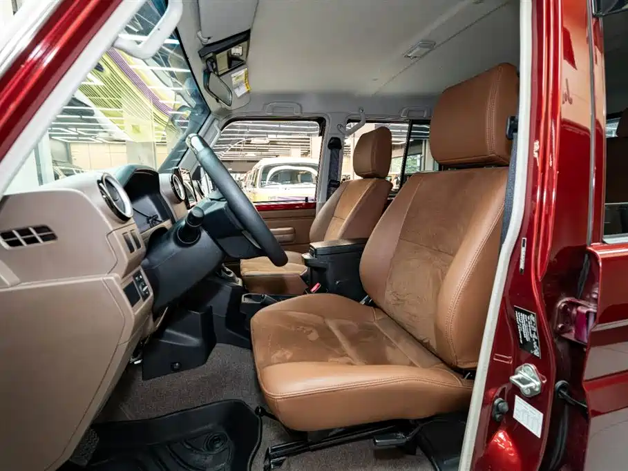 Land Cruiser (Import) 兰德酷路泽(进口) LC76 2025款 4.0 L 40周年纪念版