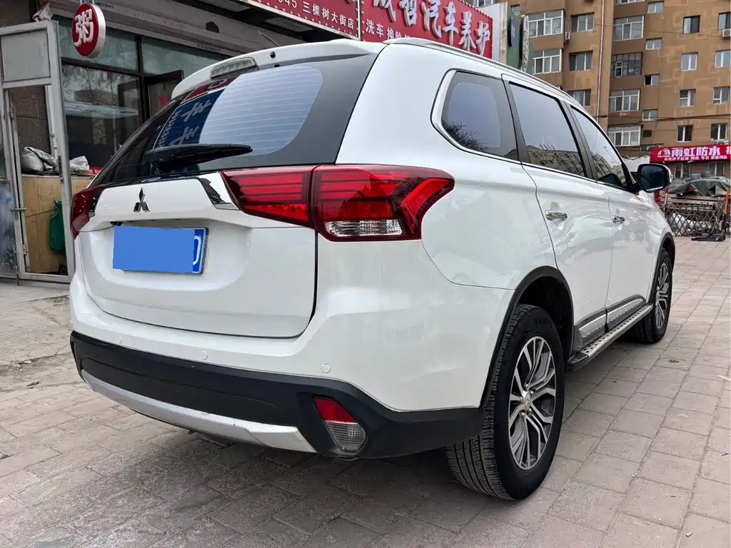 Outlander 2.4 L 4 WD Elite 5-seat