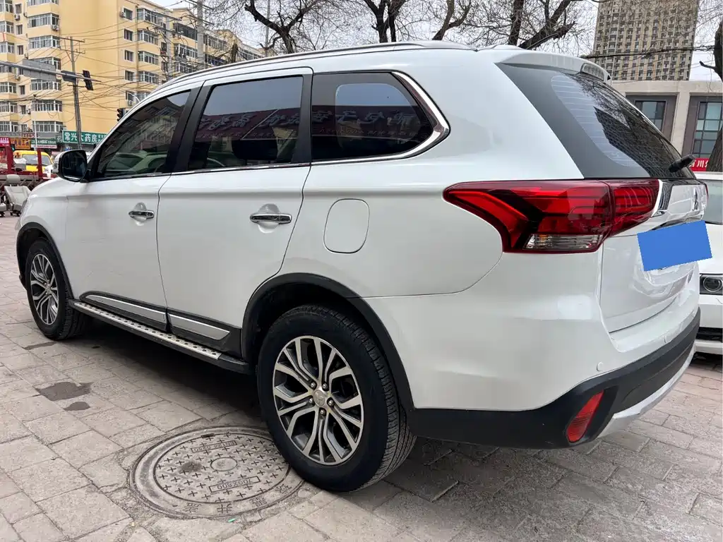Outlander 2.4 L 4 WD Elite 5-seat