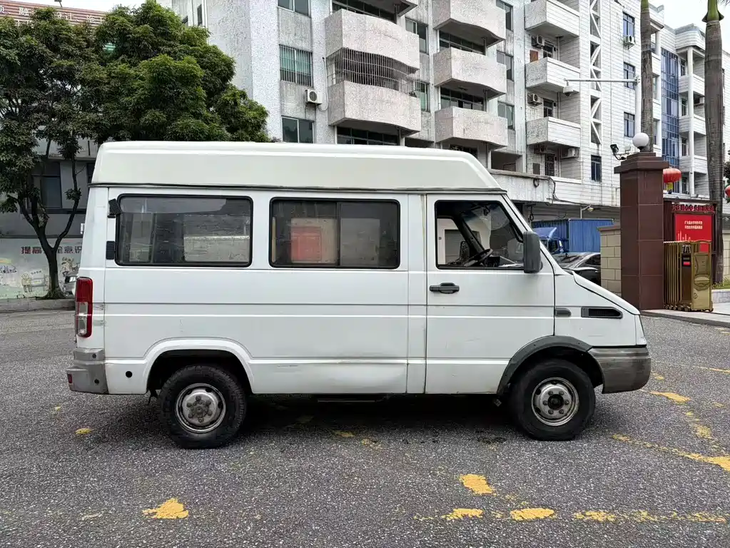 Iveco Deyi 依维柯得意 2012款 2.5 T-A 35物流1版中顶