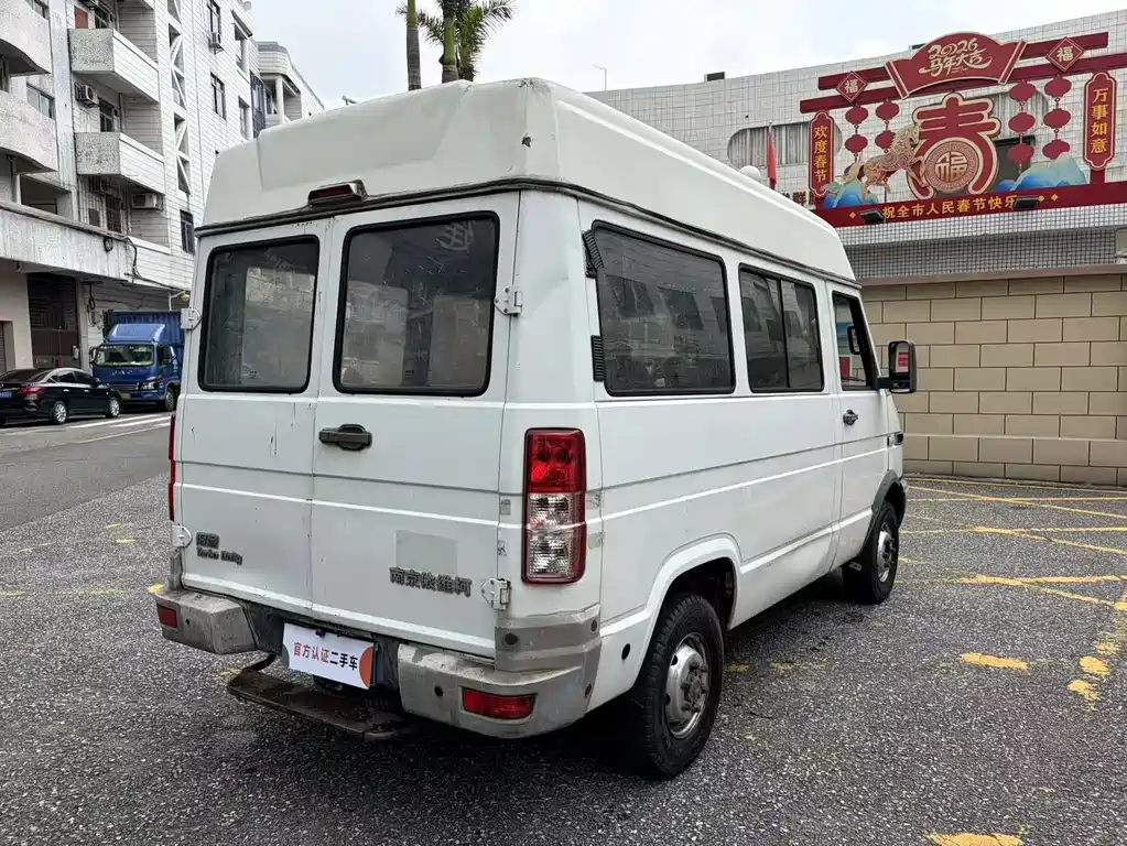 Iveco Deyi 依维柯得意 2012款 2.5 T-A 35物流1版中顶