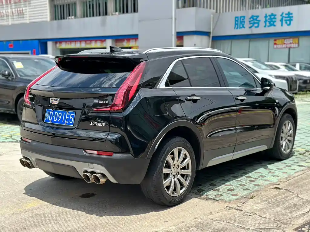 Cadillac XT4 28 T 2 WD Leading