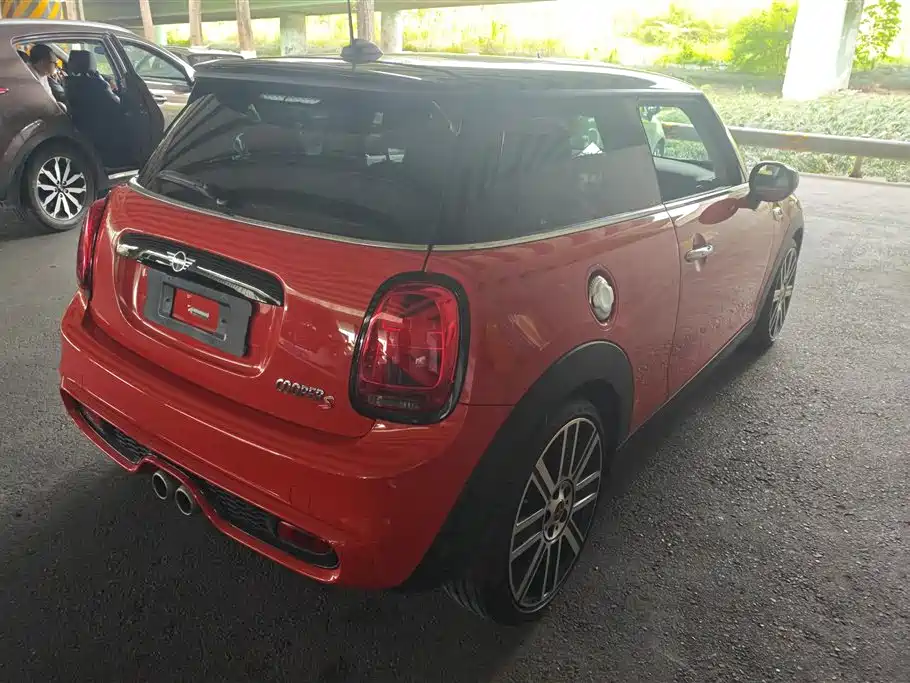 MINI 2.0 T COOPER S Artist