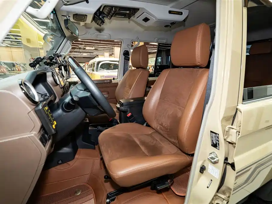 Land Cruiser (Import) 兰德酷路泽(进口) LC76 2024款 2.8 T 柴油版