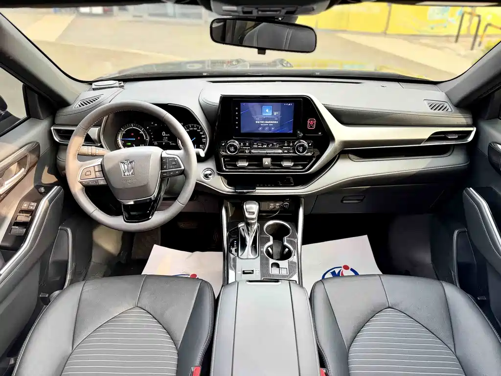 Crown Kluger 2.5 L HEV 4 WD Luxury