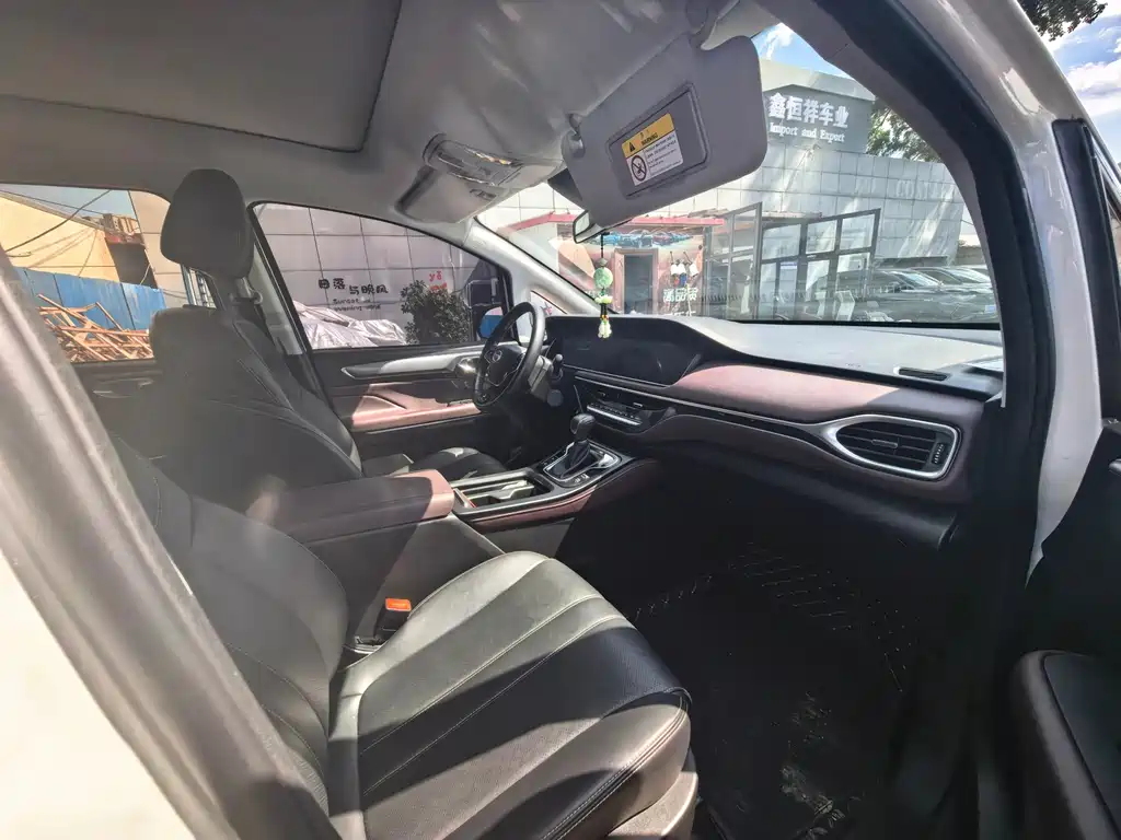 GAC Trumpchi M6 270 T DCT Luxury (7-seat)