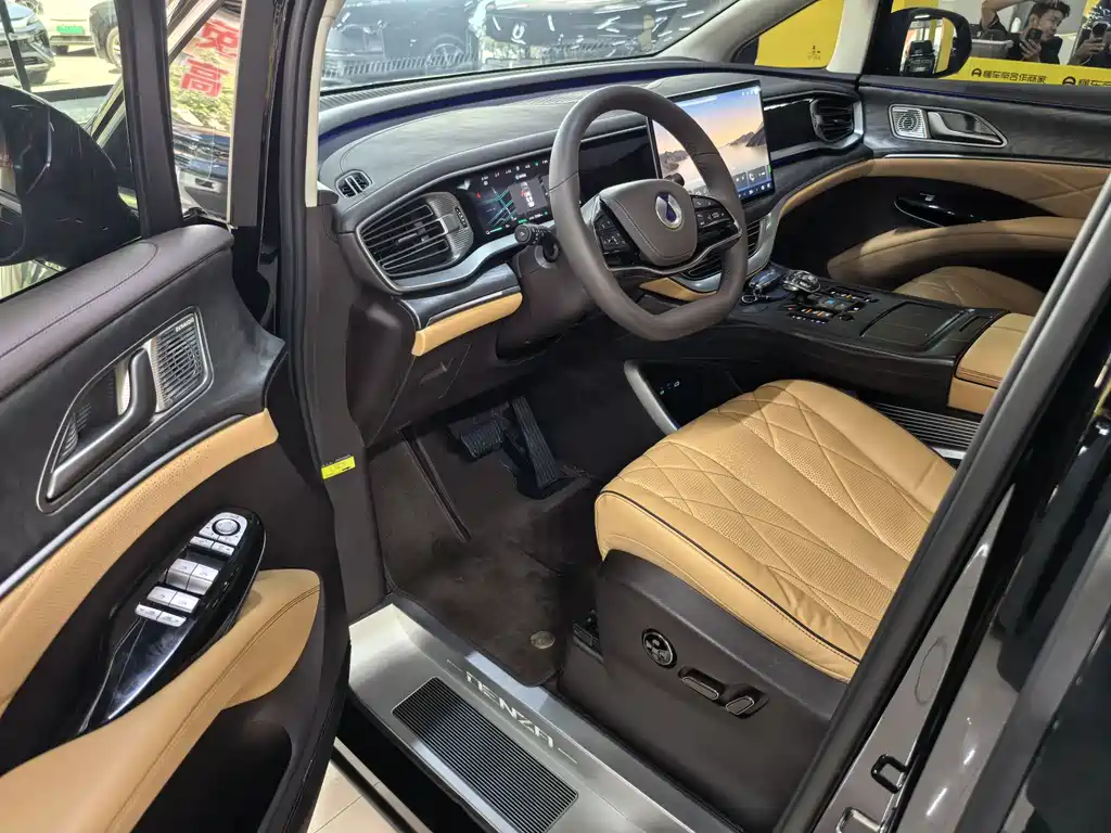 Denza D9 DM-i 980 4 WD Distinguished