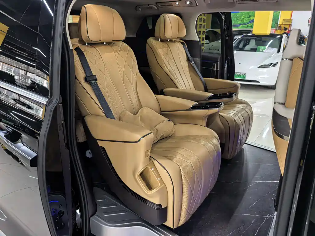 Denza D9 DM-i 980 4 WD Distinguished