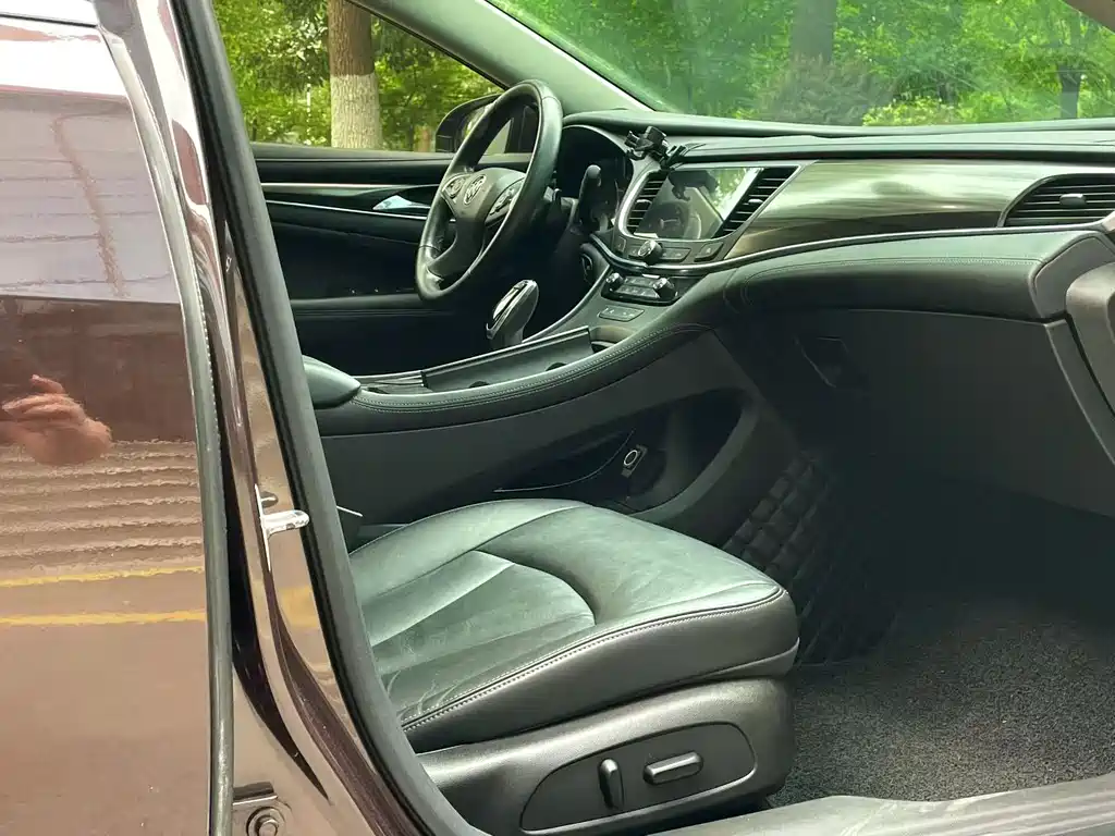 LaCrosse Facelift 28 T Elite
