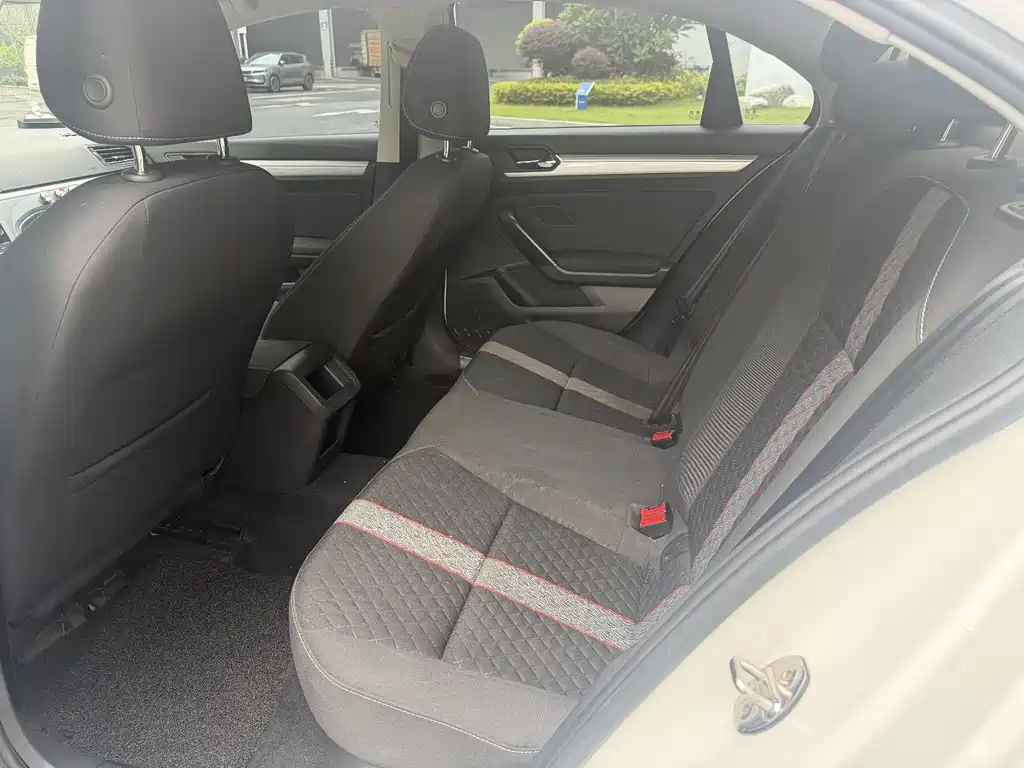 Lamando 230 TSI DSG Style CN-VI