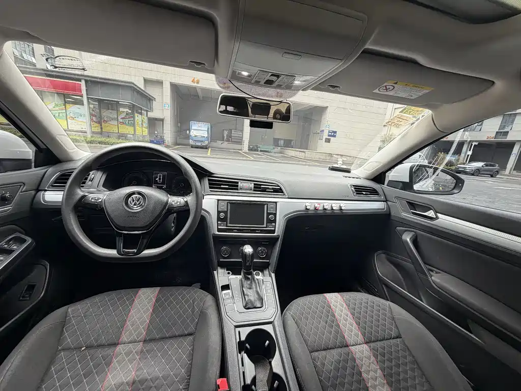 Lamando 230 TSI DSG Style CN-VI
