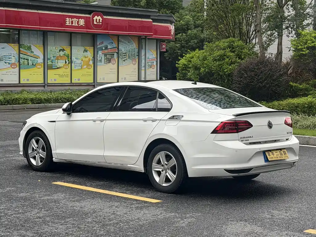 Lamando 230 TSI DSG Style CN-VI