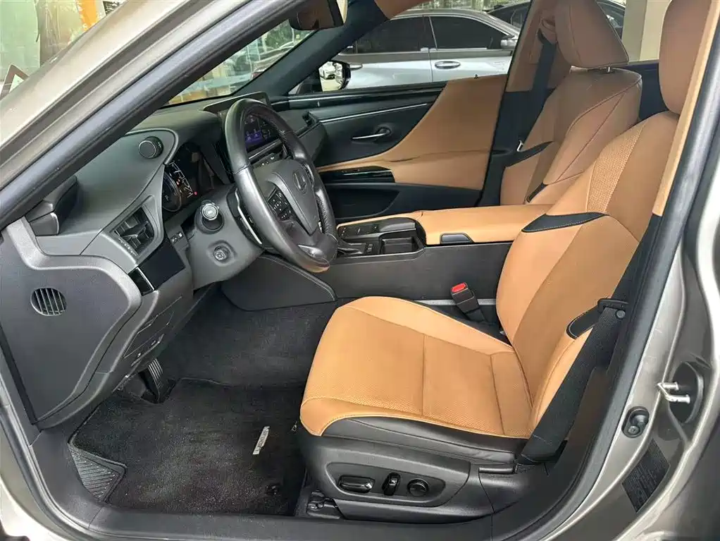 Lexus ES 200 Outstanding