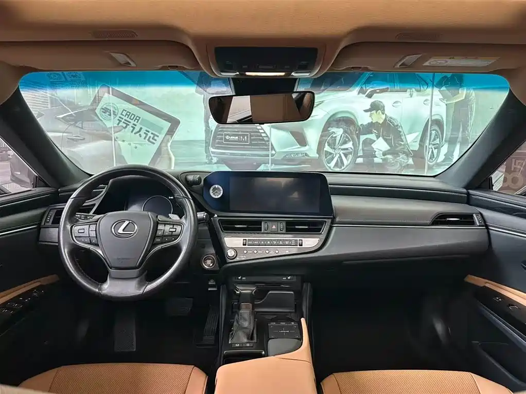 Lexus ES 200 Outstanding