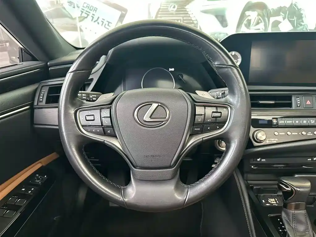 Lexus ES 200 Outstanding