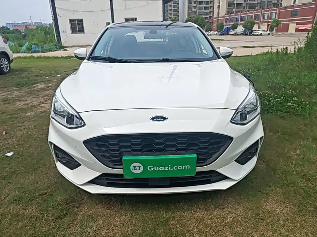Focus Sedan EcoBoost 180 Auto Sharp Trend