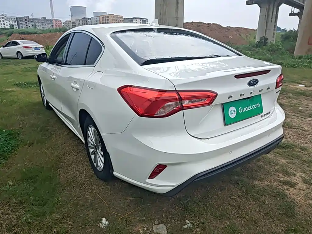 Focus Sedan EcoBoost 180 Auto Sharp Trend