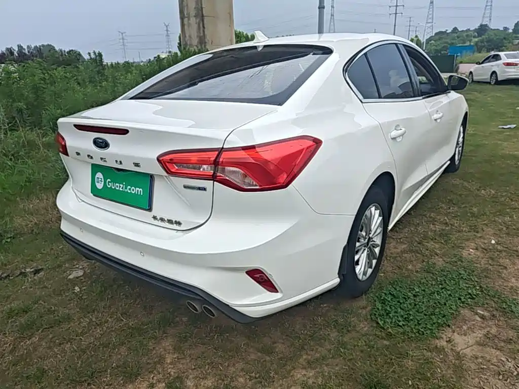 Focus Sedan EcoBoost 180 Auto Sharp Trend
