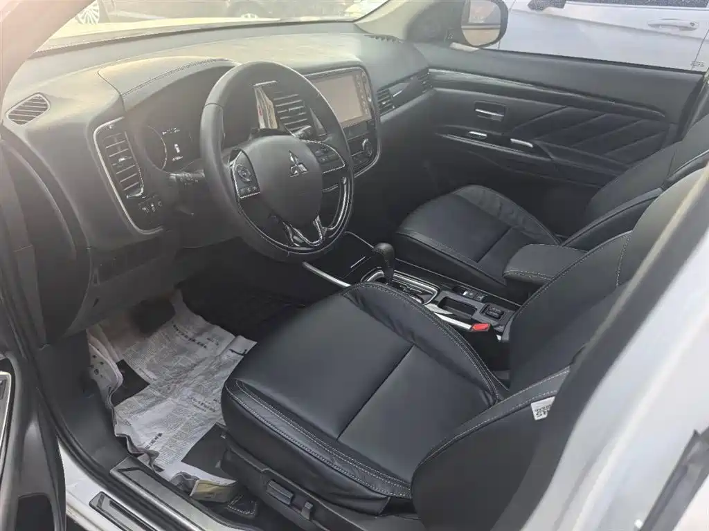 Outlander 2.0 L 2 WD Smooth Enjoyment 5-seat CN-V