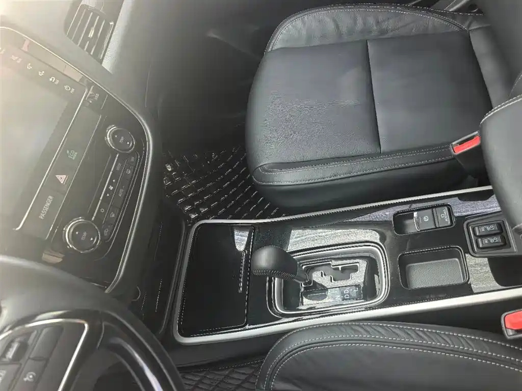 Outlander 2.0 L 2 WD Smooth Enjoyment 5-seat CN-V