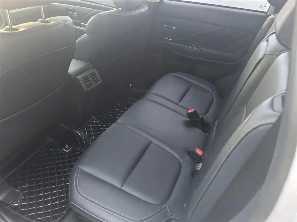 Outlander 2.0 L 2 WD Smooth Enjoyment 5-seat CN-V