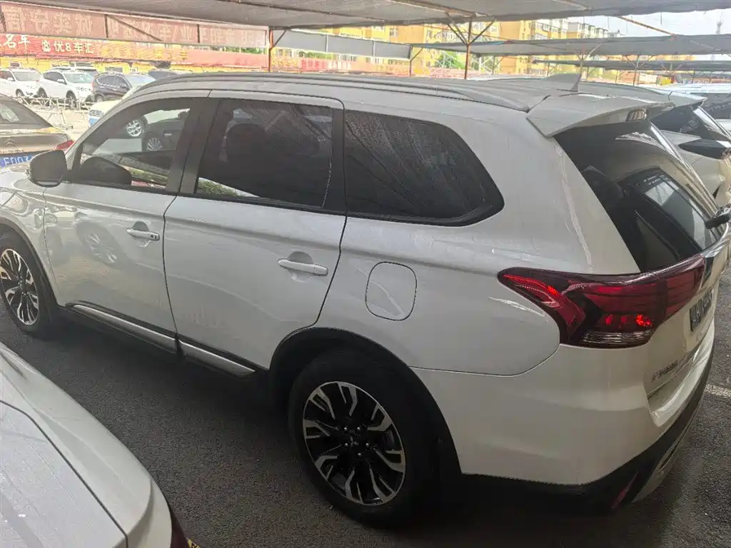 Outlander 2.0 L 2 WD Smooth Enjoyment 5-seat CN-V