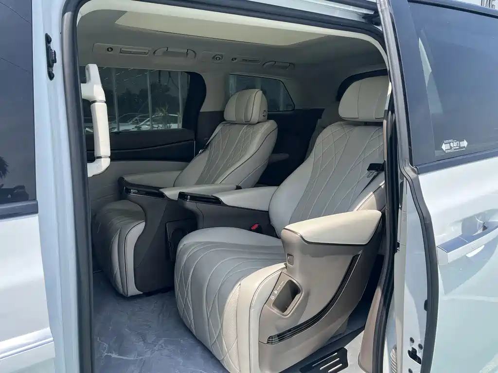 Denza D9 DM-i 945 Luxury