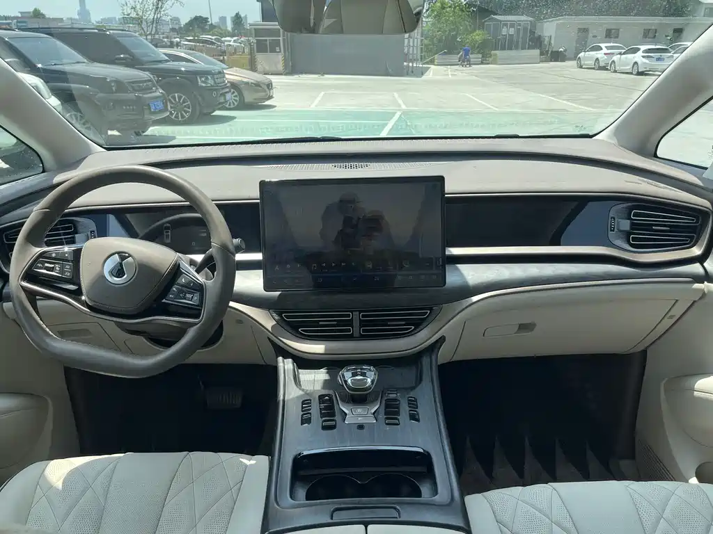 Denza D9 DM-i 945 Luxury