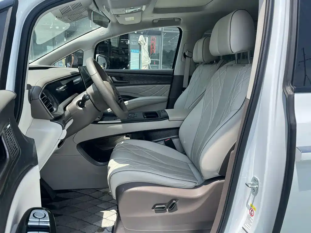 Denza D9 DM-i 945 Luxury