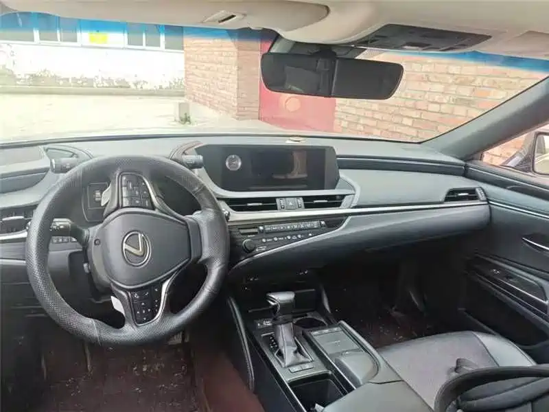 Lexus ES 200 Outstanding