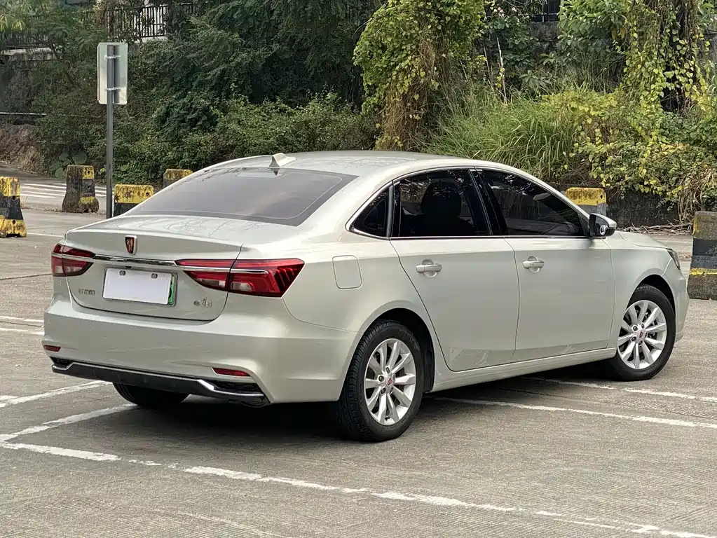 Roewe i6 NEV 45 T Hybrid Connected Smart Enjoyment