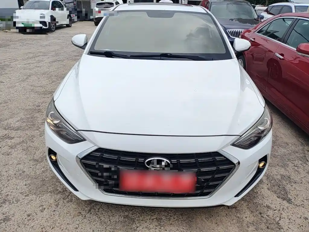 Elantra 1.4 T DCT Dynamic Shine · Active