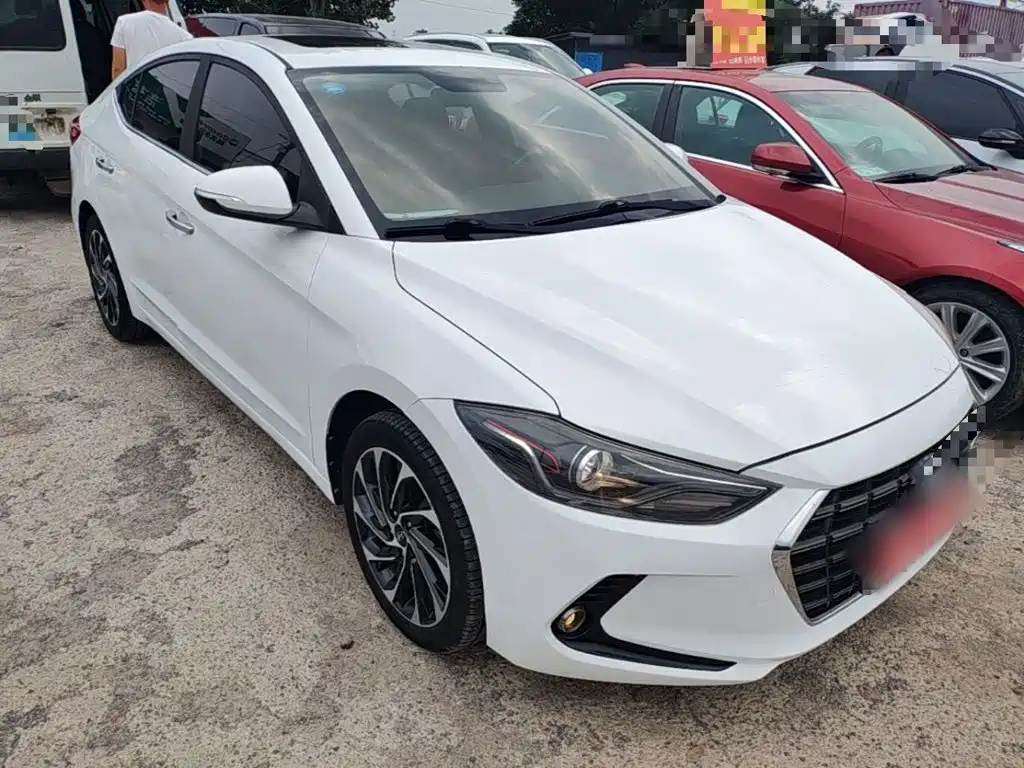 Elantra 1.4 T DCT Dynamic Shine · Active