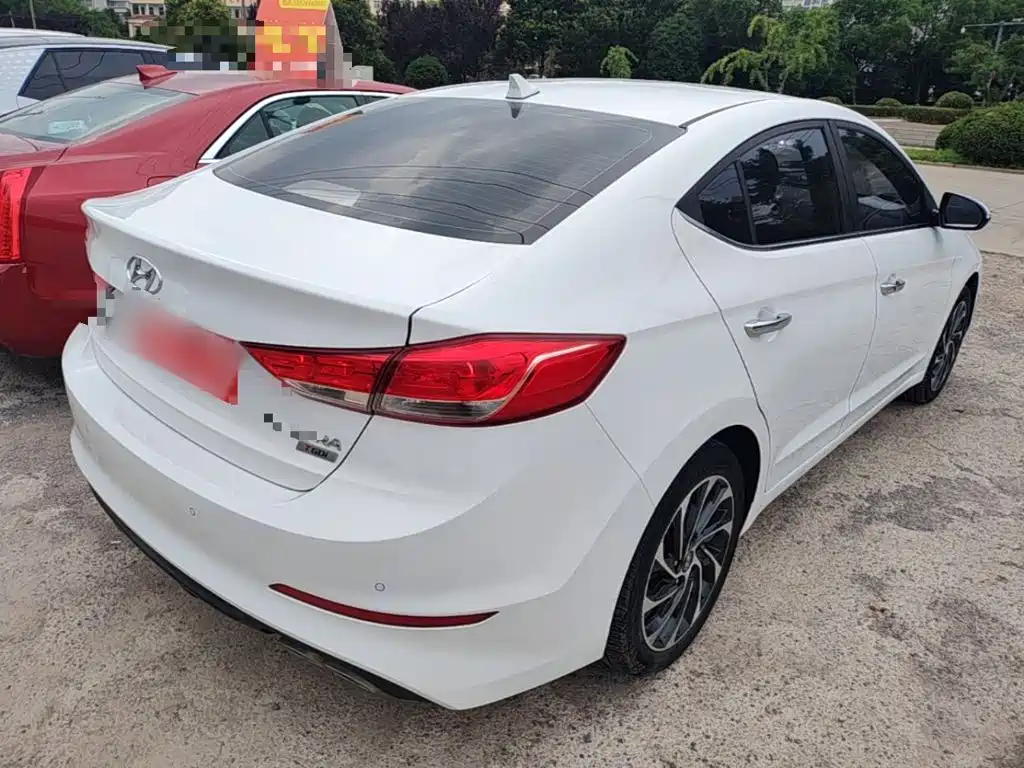 Elantra 1.4 T DCT Dynamic Shine · Active